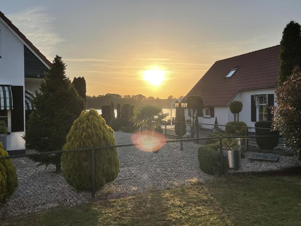 Freistehendes Ferienhaus Am See Naehe Roermond Heel Екстер'єр фото