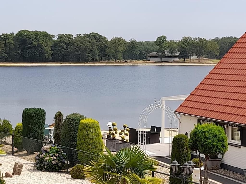 Freistehendes Ferienhaus Am See Naehe Roermond Heel Екстер'єр фото
